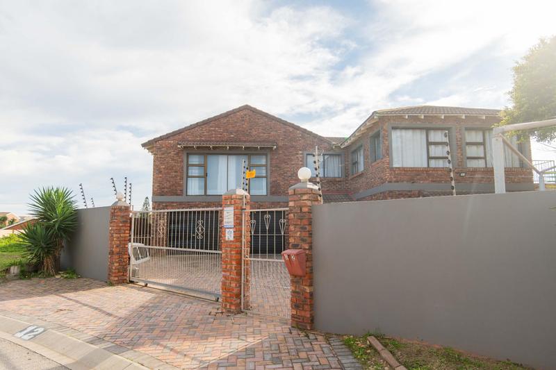 5 Bedroom Property for Sale in Bluewater Bay Eastern Cape